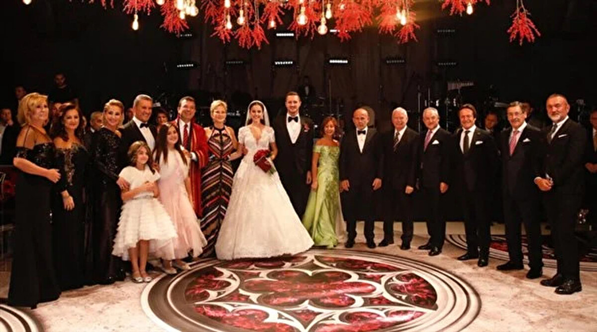 Karşı dava hazırlığı<br>Ömer Sarıgül’ün ise açılan davaya karşı hukuki adımlar atmaya hazırlandığı ifade ediliyor. Sürecin nasıl sonuçlanacağı, mahkemenin nafaka ve tazminat taleplerine vereceği kararla şekillenecek.