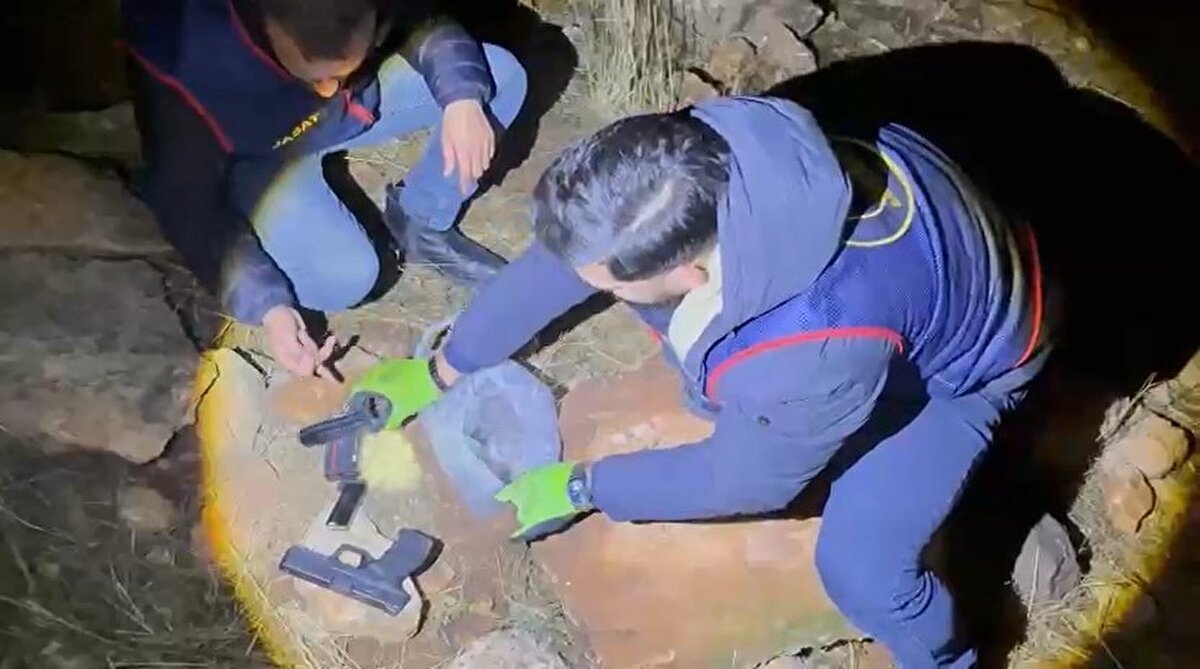 Şüpheli dizi seti olarak kullanılan dağ evinde yakalandı<br>Olay sonrası kaçan Ayhan Bulut’un izini süren Jandarma Suç Araştırma Timi (JASAT), şüpheliyi kentte bir televizyon dizisinin çekimlerinde kullanılan dağ evinde saklanırken buldu. Bulut’un olayda kullandığı tabancayı taşların arasına sakladığı tespit edildi ve silah ekipler tarafından ele geçirildi.