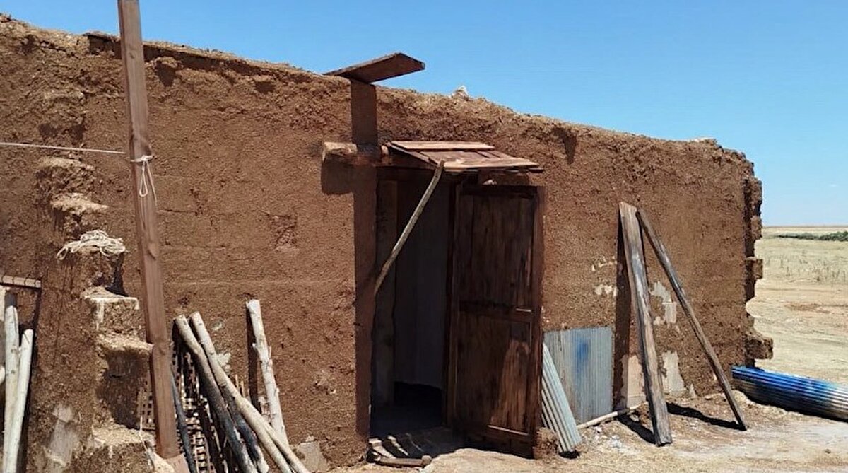 Aile içinde büyüyen gerginlik ölüm getirdi<br>Ev içindeki tartışma sırasında Ayhan Bulut’un peş peşe ateş ettiği tabancadan çıkan mermi, o sırada pencereden durumu izleyen 13 yaşındaki Mehmet Bulut’a isabet etti. Başından yaralanan çocuk, Bozova Mehmet-Enver Yıldırım Devlet Hastanesi’ne kaldırıldı ancak yapılan tüm müdahalelere rağmen kurtarılamadı.
