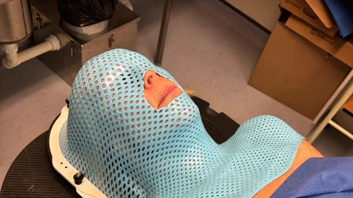 Tedavi ve güncel durum <br><br>Cerrahiler Blair’de tat ve konuşma sorunlarına yol açtı; boynunda bir iz kaldı. Blair, “Dilim sürekli tuzlu bir tat alıyor ve su bile garip geliyor. Konuşurken heyecanlanırsam dilimi ısırıyorum çünkü hâlâ çok şiş” dedi.<br>Şu anda Blair, Glasgow’daki Beatson Kanser Merkezi’nde altı haftalık yoğun, hedefe yönelik radyoterapi görüyor. Kanser başlangıçta 1. evredeyken, şimdi 3. evreye yükseldi ve beş yıllık yaşama oranı %90’dan %40-45’e düştü. Radyoterapi öncesinde dört azı dişi alınarak olası komplikasyonlar azaltıldı. Blair’in beslenme ve yutma zorlukları nedeniyle kilo kaybı yaşanıyor ve doktorlar gerekirse beslenme tüpü kullanılabileceğini belirtti.