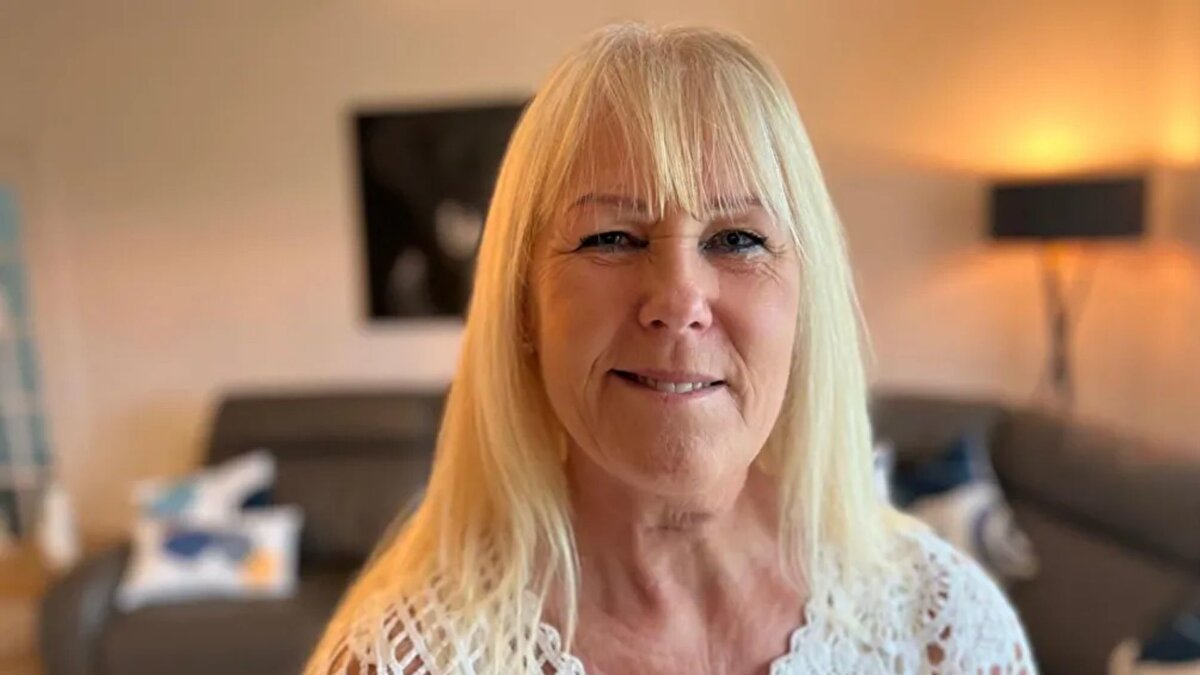 Margot Blair, 2022 yılında dilinde beyaz lekeler fark ettiğinde ciddi bir endişe duymadı. Ancak iki yıl sonra ağız ülserleri ve boynunda belirgin şişlikler gelişti. Blair, BBC Scotland’a verdiği röportajda, ağrılarının çene ve yanaklardan başına kadar yayıldığını ve aldığı ağrı kesiciler nedeniyle kendini hasta hissettiğini anlattı.