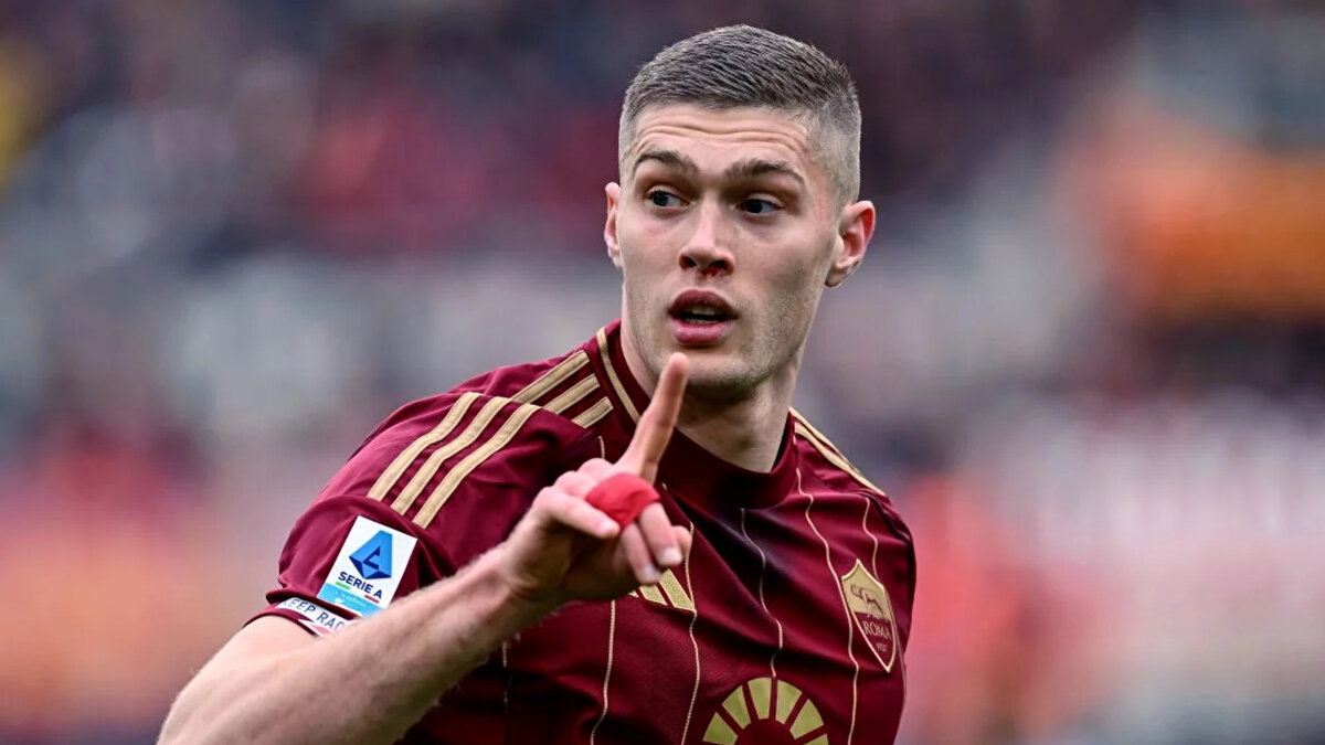 İlk hamle Dovbyk'e<br><br>Sarı lacivertlilerin Roma'da forma giyen  Artem Dovbyk'i gündemine aldığı aktarıldı. Fenerbahçe'nin Ukraynalı santrforu listenin başlarına yazdığı kaydedildi.