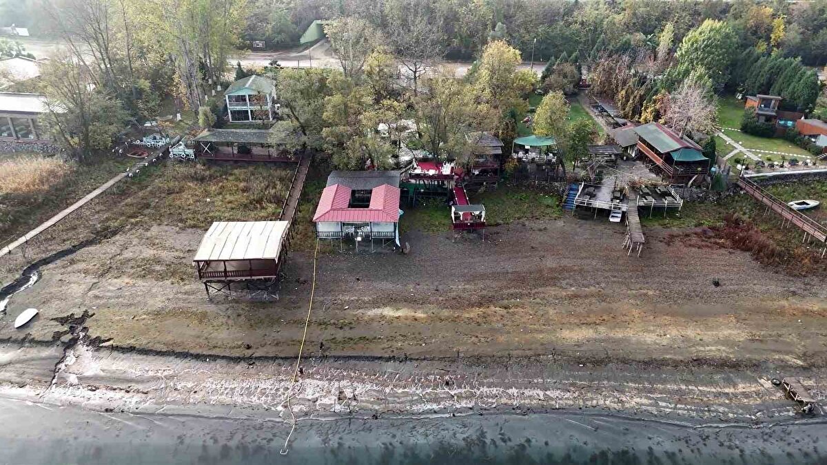 Sapanca ve Kocaeli’nin içme suyu kaynağı olan Sapanca Gölü’nde yıllardır devam eden kaçak kullanım, izinsiz yapılar ve gizli borularla su çekilmesi yeniden gündeme taşındı. Göl seviyesinin 28.56 kotuna düşmesiyle tehlike derinleşirken, Sakarya Büyükşehir Belediye Başkanı Yusuf Alemdar bölgede yürütülen denetim ve yıkım çalışmalarına ilişkin önemli açıklamalarda bulundu.