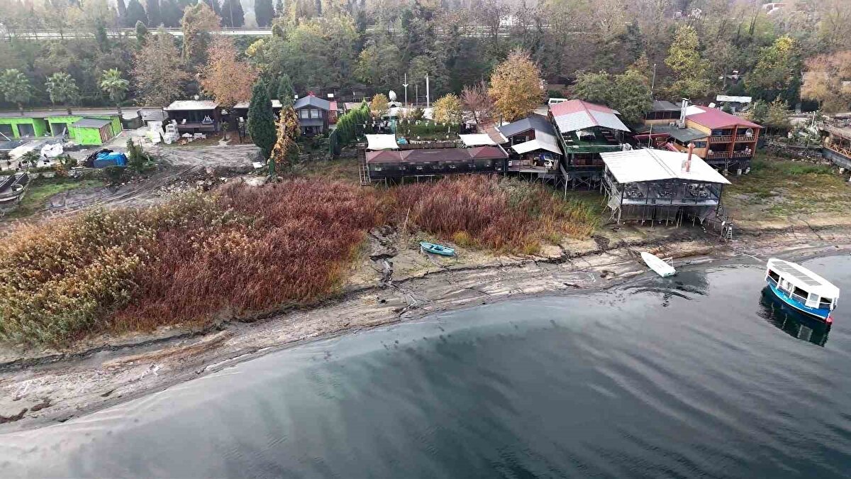 Alemdar, göl çevresinin bilinçsizce kullanıldığını belirterek, “Sapanca Gölü sadece bir kesimin değil, tüm milletin ortak değeridir. Gölü işgal eden, sazlıkları kesip kendine liman açan, atıklarını göle bırakan kim varsa karşılarında bizi bulacaktır. Etrafında bir metre işgale dahi izin vermeyeceğiz” dedi.<br><br>Üniversiteler ve uzmanlarla yürütülen bilimsel çalışmalara dikkat çeken Alemdar, küresel ısınmanın etkileriyle yağış miktarlarının son 12 yılda yüzde 50 azaldığını, göl seviyesinin kritik eşikte olduğunu hatırlattı.