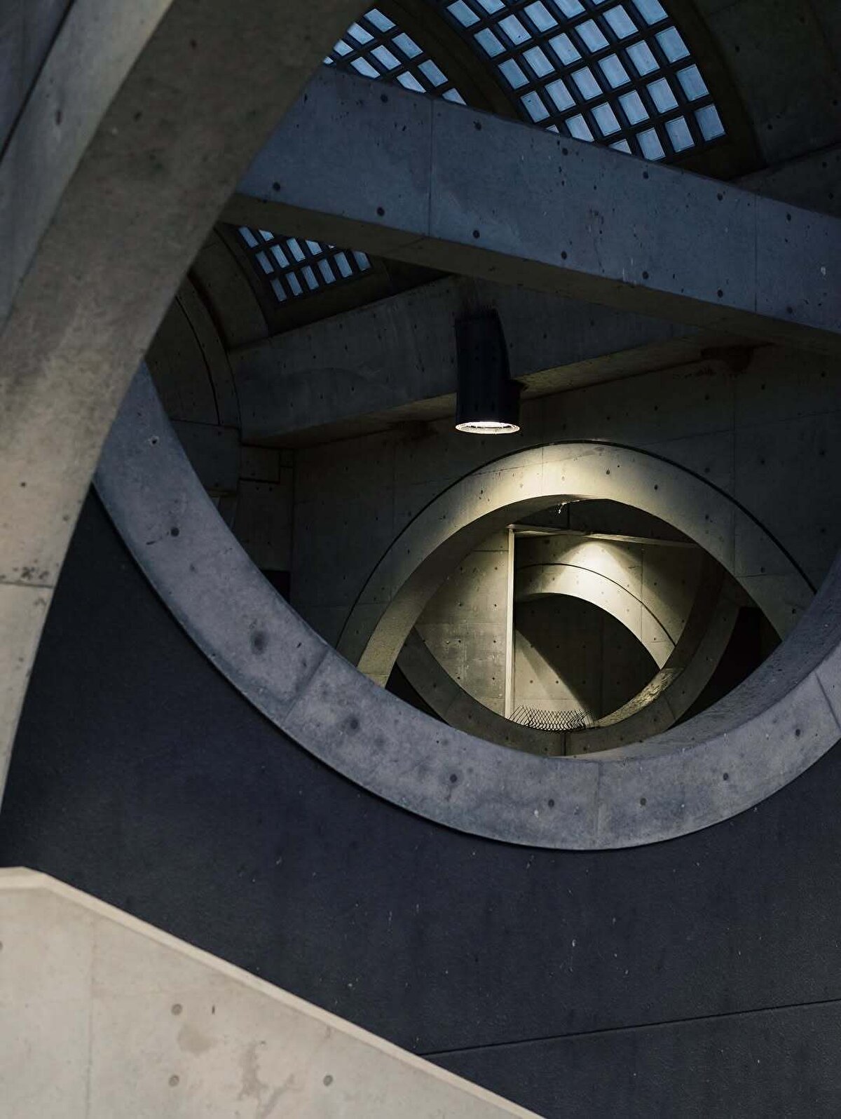 İç mekan ise ferah, doğal ışıkla aydınlanan ve temiz çizgilerle organize edilmiş bir düzen sunuyor. Zemin katta geniş bir bekleme salonu, bilet makineleri ve JR danışma ofisleri yer alıyor.