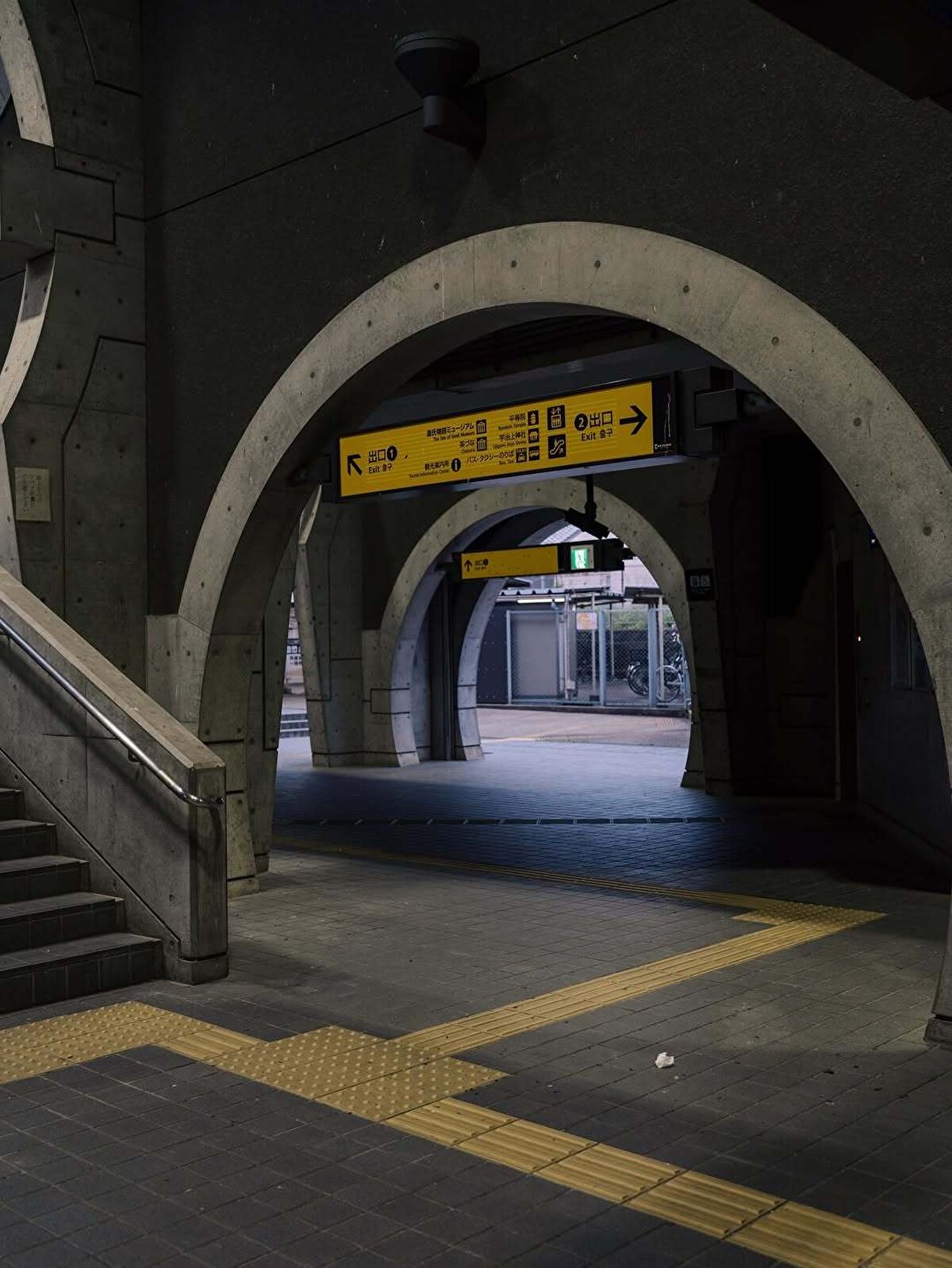 Bina dış cephesi modern bir çizgiye sahip olsa da çevresine saygılı bir tasarım anlayışıyla ele alınmış. Hafif eğimli çatısı ve sade hatları, geleneksel Japon mimarisinden izler taşıyor.