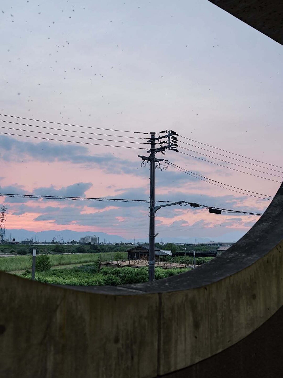 Kullanılan ahşap tonları ve bol gün ışığı, istasyona sıcak ve sakin bir atmosfer katıyor.