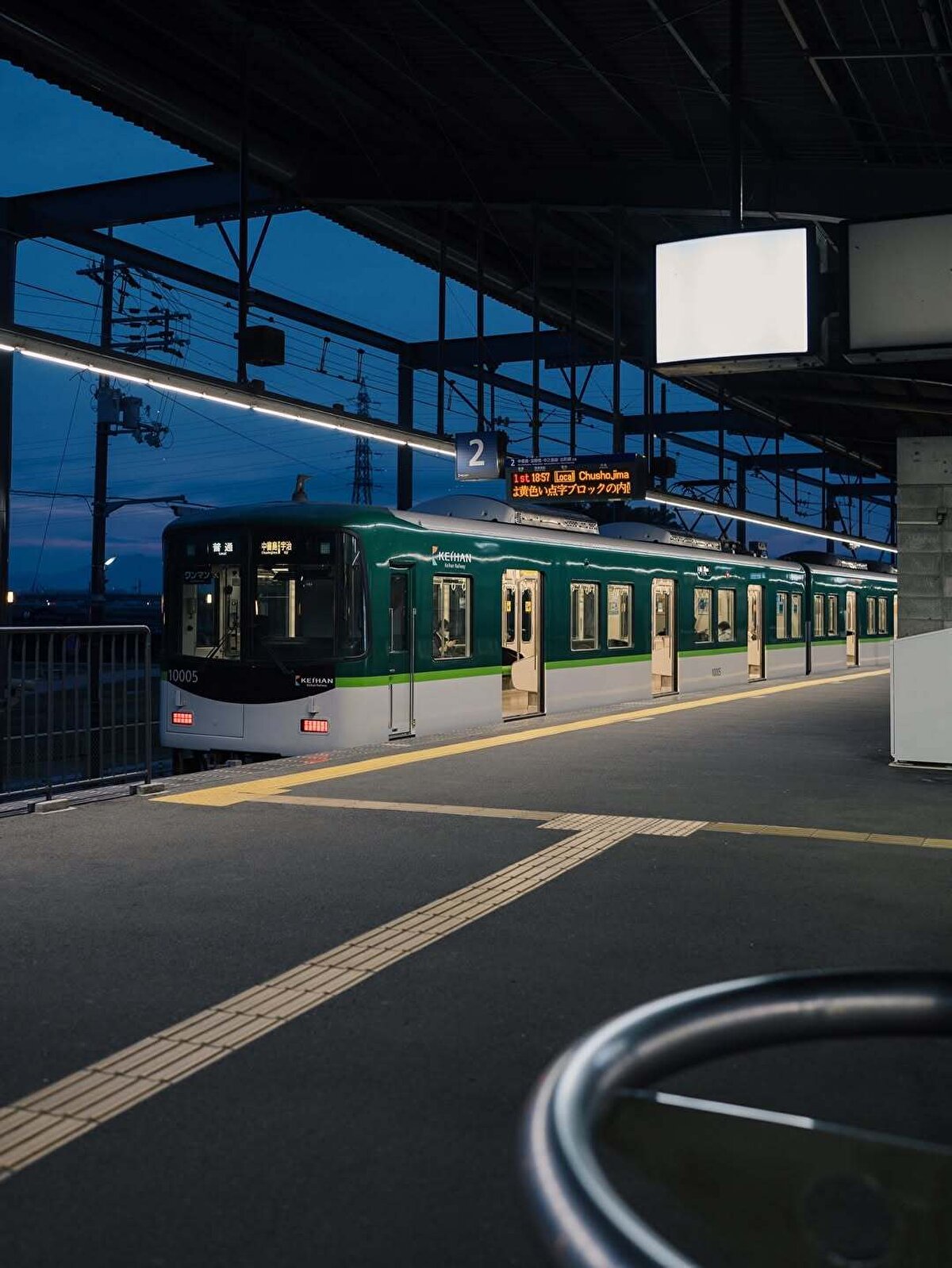 Japonya’daki birçok istasyon gibi, Uji İstasyonu da sadece bir aktarma merkezi değil; şehre dair ilk izlenimi şekillendiren mimari bir karşılama noktası.