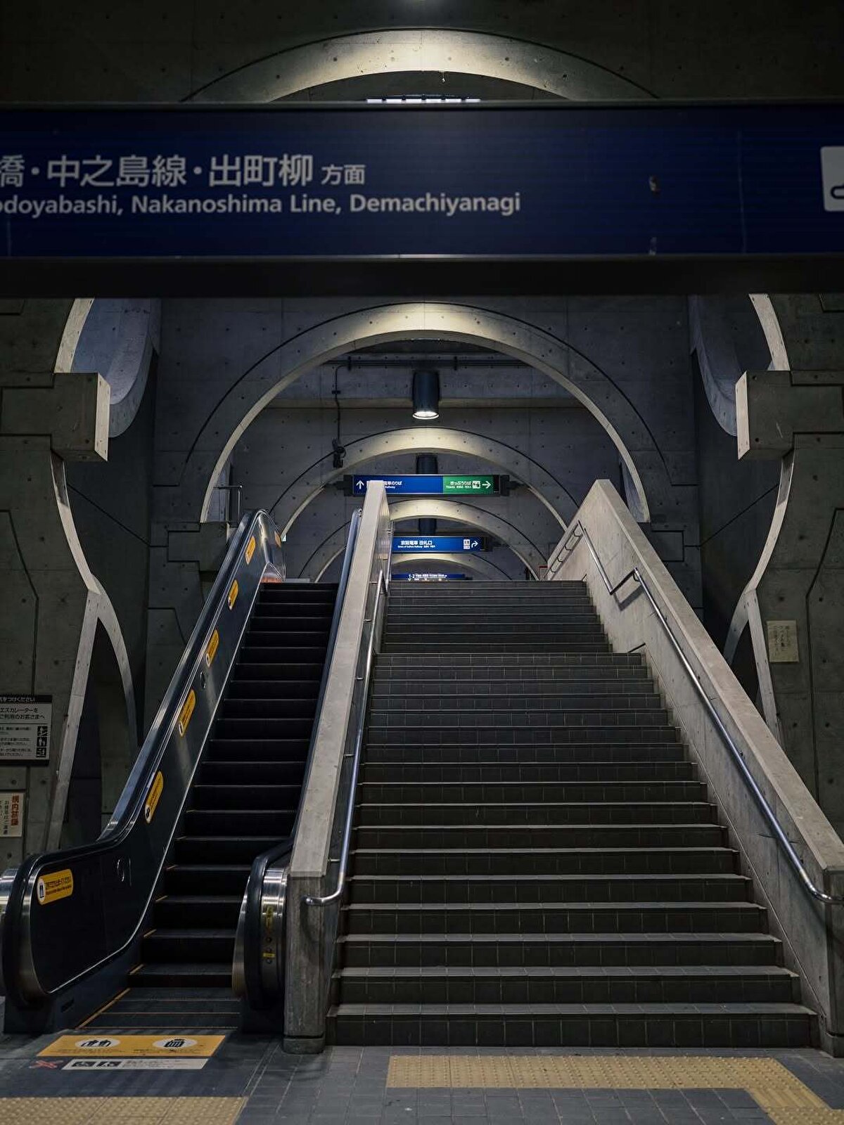 Bu çatı formu, Uji’nin tarihi dokusuyla görsel bir uyum oluşturuyor ve kentsel bütünlüğü bozmadan mekâna entegre olmayı başarıyor.