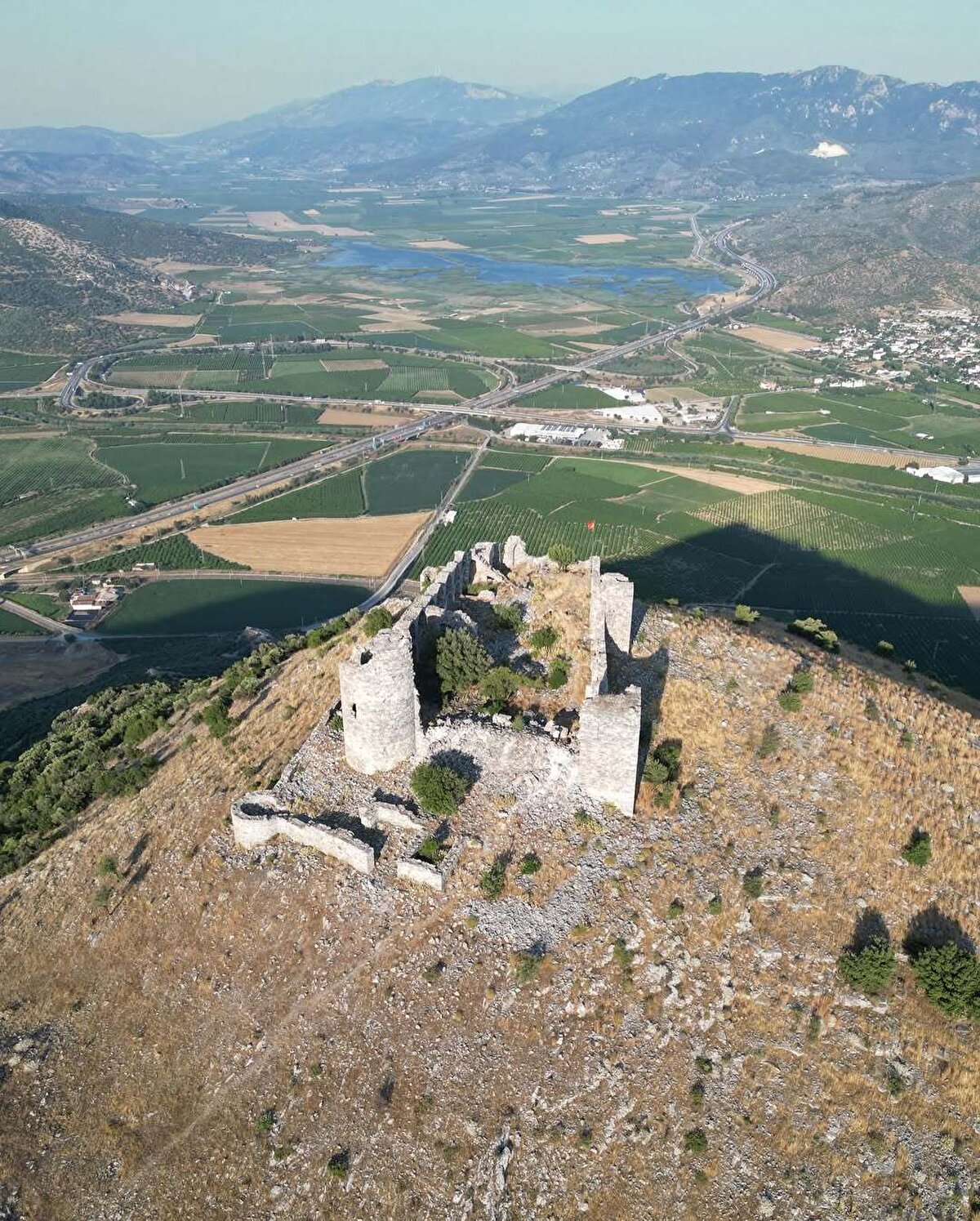 Kaleye en kolay ulaşım, kalenin kuzeyinden yaklaşık bir saatlik bir yürüyüşle sağlanıyor. Yol boyunca Orta Çağ’dan kalma patikalardan geçilen bu yürüyüşün sonunda, zirveden Küçük Menderes Ovası’nın muhteşem panoramik manzarası ziyaretçileri karşılıyor.