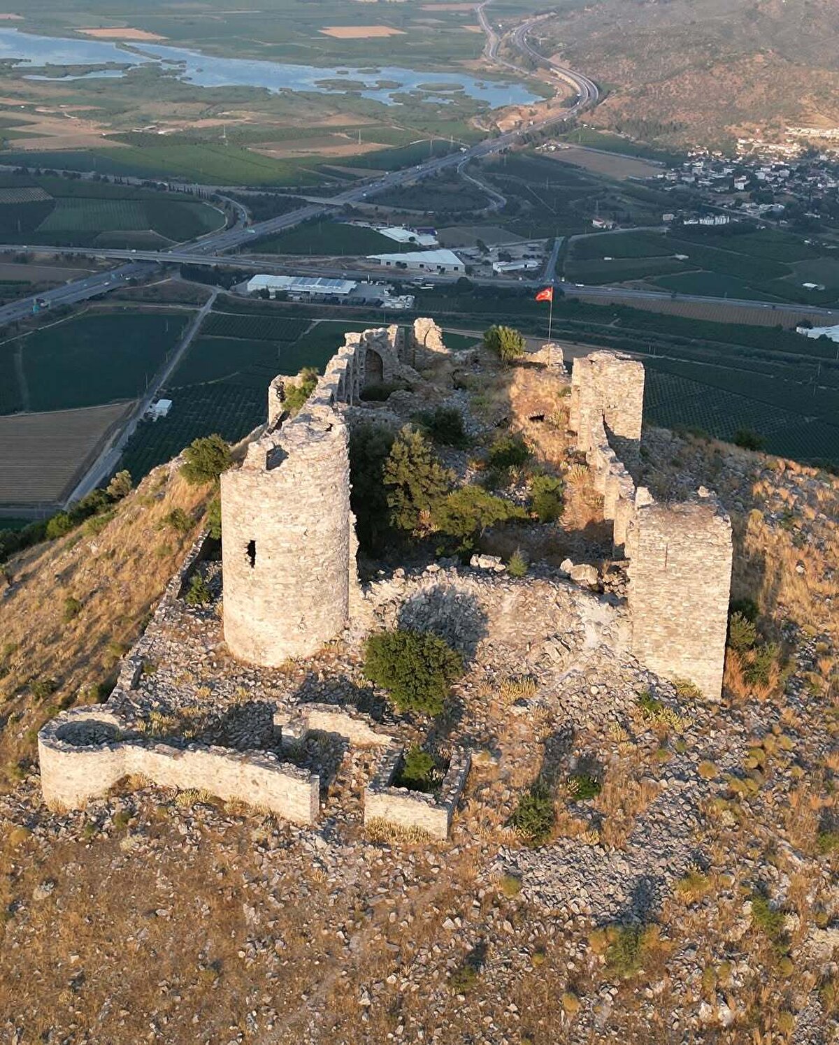 Tarih boyunca Helenistik dönemde ve sonraki dönemlerde birçok medeniyet tarafından kullanılan kale, 23. yüzyıldan kalma Laskarisler Dönemi’nin mimari özelliklerini taşıyor. İç ve dış kale olarak iki bölümden oluşan kalenin giriş kapısının iki yanında dikdörtgen kuleler yer alıyor. İç kalenin kuzeyinde ise Helenistik dönemden kalma depo alanları ve bir sarnıç bulunuyor.