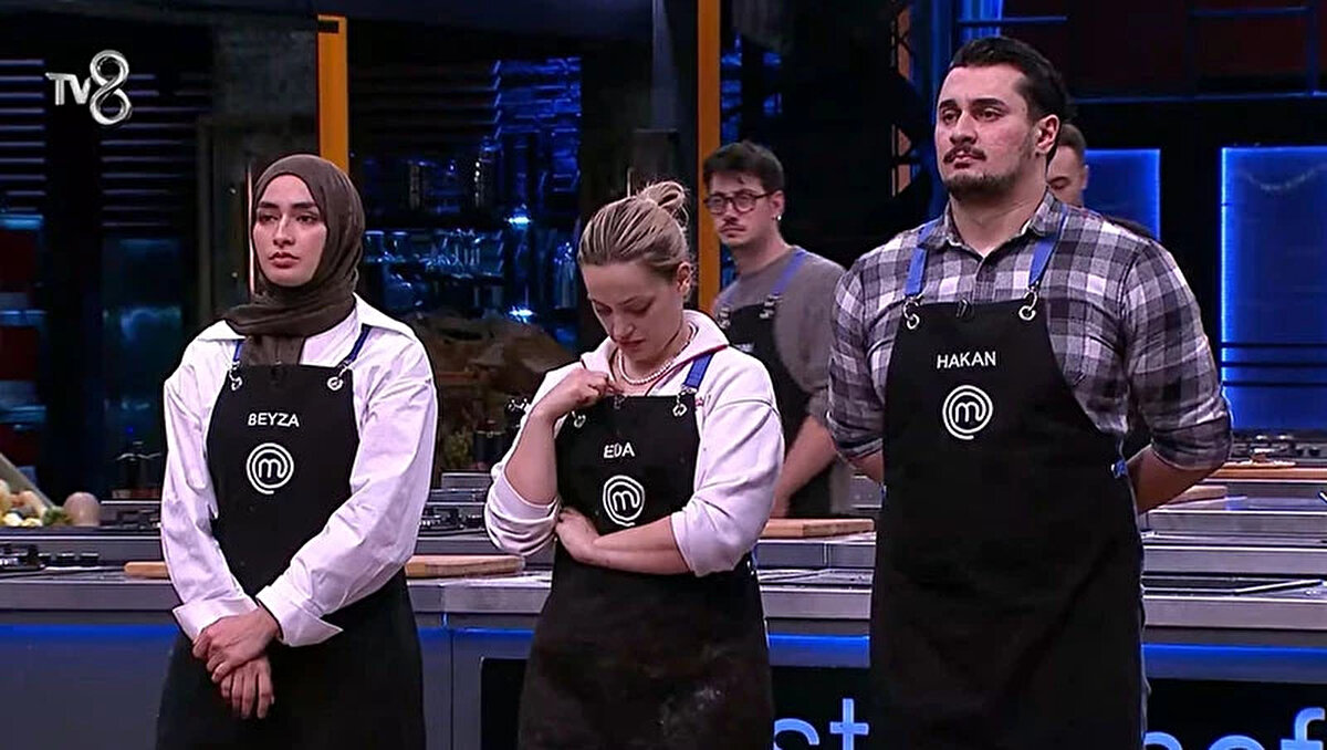MasterChef All Star heyecanı 11 Aralık 2025 Perşembe akşamı nefes kesen bir bölümle devam etti. Şampiyonluk yolunda adım adım ilerleyen yarışmacılar, "Altın Kupa" mücadelesinde tezgah başına geçti. Sergen kaptanlığındaki Kırmızı takım ile Mavi takım arasında kıyasıya bir rekabet yaşandı. İzleyiciler ise arama motorlarında "MasterChef kim kazandı?", "MasterChef eleme adayı kim oldu?" sorularına yanıt aramaya başladı. İşte 11 Aralık MasterChef Türkiye son bölümde yaşananlar ve potaya giden o isim...