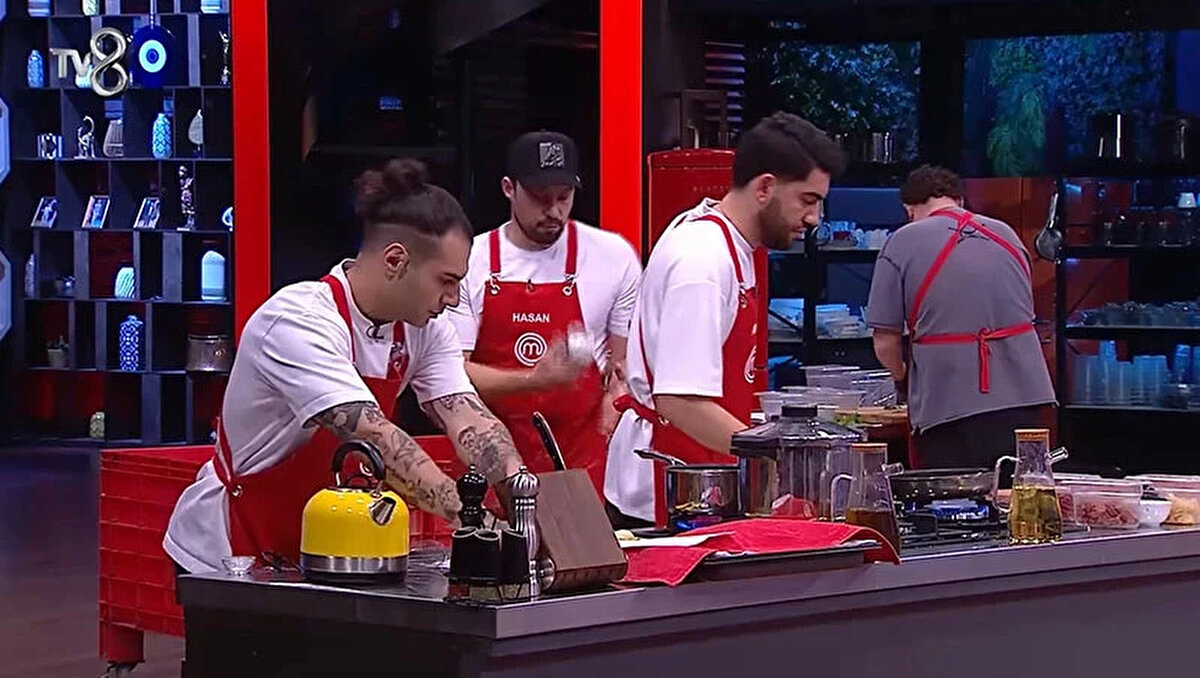 MASTERCHEF ELEME ADAYI KİM OLDU?<br><br>Dokunulmazlığı kaybeden Mavi takımda bireysel dokunulmazlık heyecanı yaşanmadı ancak takım içi oylama gergin geçti. Eleme potasına girmemek için mücadele eden yarışmacılar arasında yapılan oylama sonucunda en çok ismi yazılan yarışmacı potaya gönderildi.