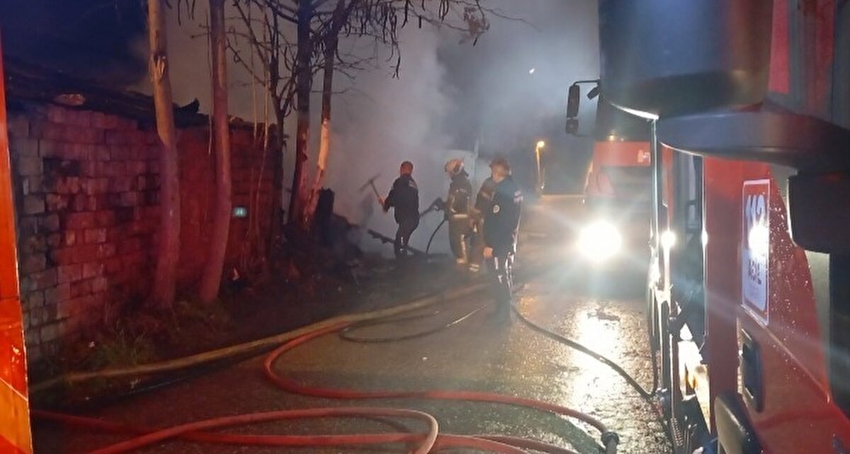 Yaralı şahıs hastaneye sevk edildi<br><br>Yangın sırasında barakada bulunan yabancı uyruklu şahıs kendini dışarı atmayı başardı. Dumandan etkilenen şahsa olay yerinde ilk müdahale yapıldıktan sonra ambulansla Çekirge Devlet Hastanesi’ne sevk edildi.