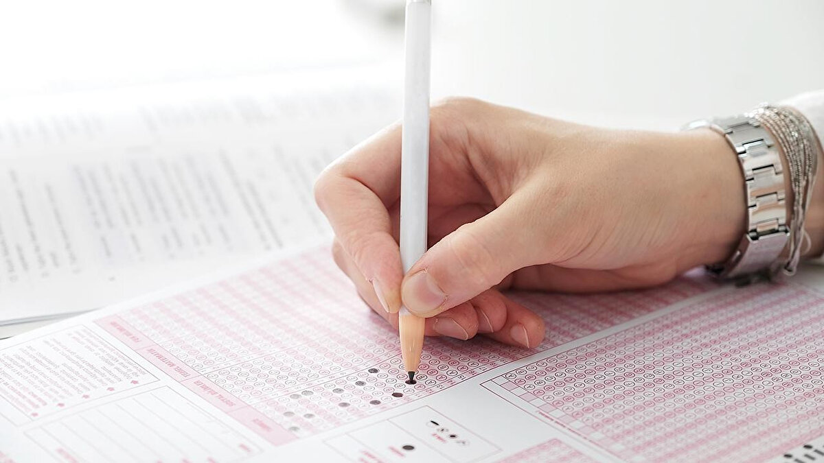 ALES Puanı Nerelerde Kullanılır?<br><br>ALES puanı, Türkiye’deki akademik yapılanmanın temel taşı niteliğindedir. Adaylar elde ettikleri bu puanı şu alanlarda kullanabilirler:<br><br>Lisansüstü Eğitim: Üniversitelerin yüksek lisans ve doktora programlarına öğrenci kabul süreçlerinde.<br><br>Akademik Kadro Atamaları: Devlet ve vakıf üniversitelerinde Araştırma Görevlisi, Öğretim Görevlisi, Okutman, Uzman ve Çevirici kadrolarına başvurularda.<br><br>Yurt Dışı Eğitim: Yurt dışındaki lisansüstü eğitim programlarına gönderilecek öğrencilerin seçiminde.