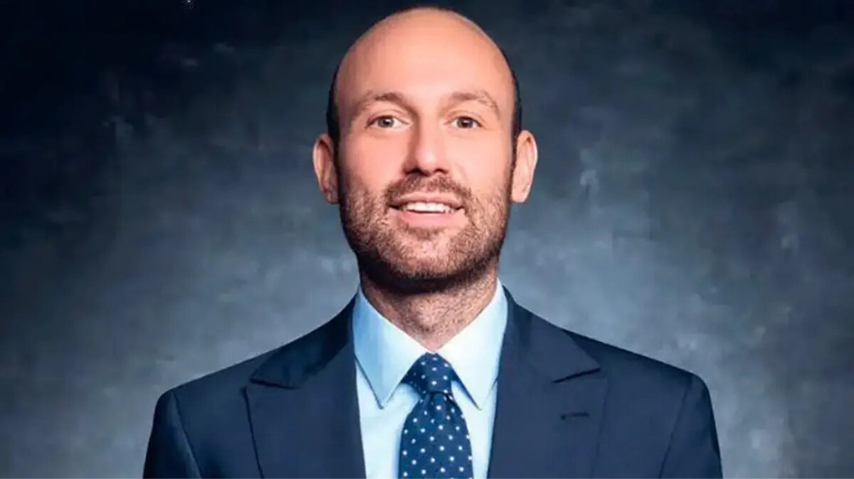 | Onur Güvenatam ne iş yapıyor?<br><br>Onur Güvenatam, iş insanı ve yapımcıdır. Kariyerinin ilk dönemlerinde 03 Medya bünyesinde çeşitli projelerde görev aldı. 2019 yılında ise OGM Pictures adlı yapım şirketini kurarak sektörde önemli bir adım attı.