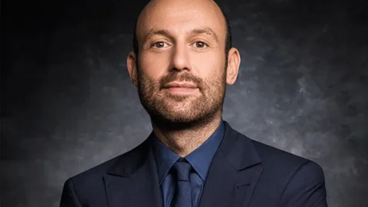 Onur Güvenatam kimdir?<br><br>Türk dizi ve sinema sektöründe son yıllara damga vuran projelerin arkasındaki isimlerden biri olan Onur Güvenatam, televizyon ve dijital platformlar için hazırlanan yapımlarıyla geniş izleyici kitlelerine ulaştı. Başarılı yapımcı, sektördeki güçlü konumuyla adından sıkça söz ettiriyor.