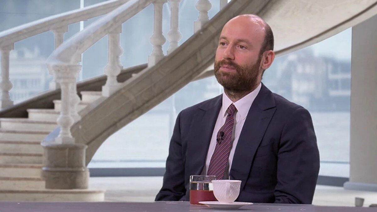 Kaç yaşında?<br><br>1985 doğumlu olan Onur Güvenatam, 40 yaşındadır. Kariyerini aktif şekilde sürdüren yapımcı, hem ulusal kanallarda hem de dijital platformlarda yayınlanan projeleriyle üretmeye devam ediyor.