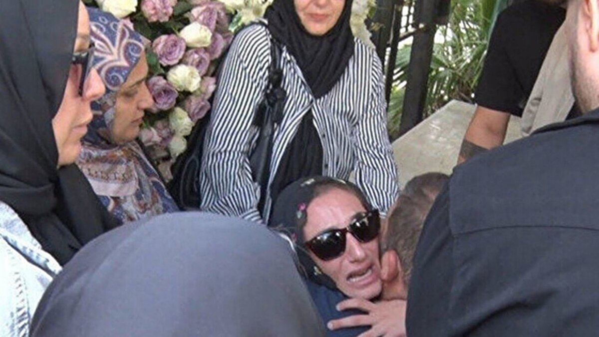 Bilirkişi raporunda dış müdahale tespiti<br><br>Ankara’dan gelen fizik mühendisleri, kriminal uzmanlar ve 3 boyutlu modelleme ekiplerinin hazırladığı raporda, düşüş yönü, beden açısı ve temas noktalarının “doğal bir kayma” ile uyumlu olmadığı belirtildi. Çeşitli simülasyonlarla desteklenen incelemelerde, şarkıcının pencereden “itilerek veya fiziksel baskıyla” düşürüldüğü ihtimalinin daha güçlü olduğu vurgulandı.