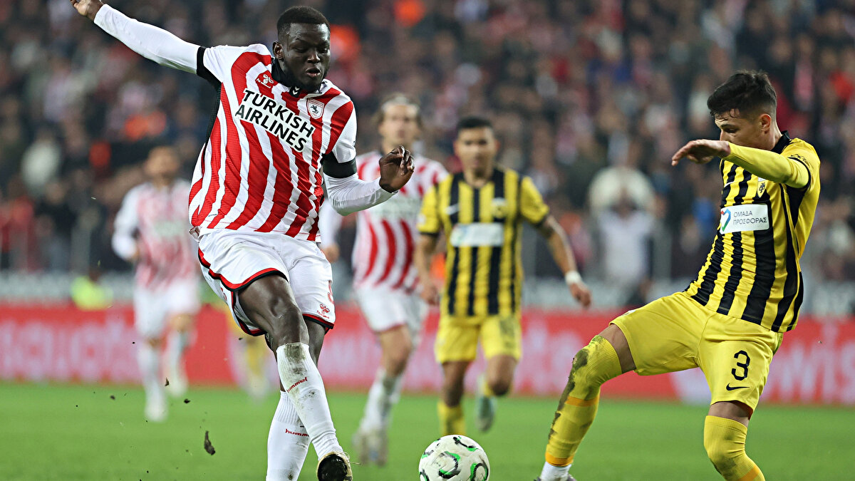 SAMSUNSPOR İLK KEZ MAĞLUP OLDU<br><br>Bu sezon dikkat çeken bir performans ortaya koyan Konferans Ligi’ndeki temsilcimiz Samsunspor ise evinde Yunan temsilcisi AEK’ya 2-1 mağlup oldu ve bu sezon Avrupa’da ilk yenilgisini aldı <br><br>