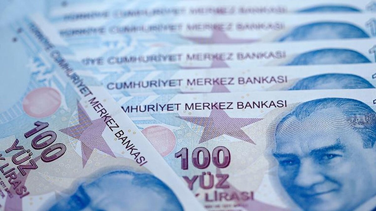 Komisyon yapısı tartışması ve tarafların tutumu<br><br>Bakanlık, toplantıya TÜRK-İŞ ve TİSK temsilcilerini davet etti. Ancak Türk-İş’in komisyon yapısına ilişkin eleştirileri sürecin gidişatına yönelik soru işaretlerini artırıyor. Türk-İş Başkanı Ergün Atalay, daha önce toplantılara katılmayacağını açıklamış ve bu kararını “Sözümün arkasındayım” diyerek yinelemişti. Türk-İş, mevcut yapıda işveren ve hükümetin işçi kesiminin itirazına rağmen karar alabilmesine karşı çıkıyor.