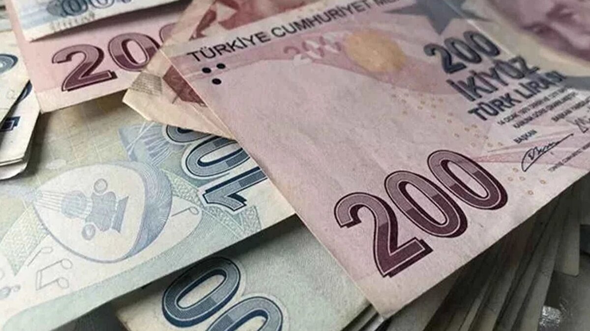 Hükümet ve işveren kanadından mesajlar<br><br>Komisyon yapısının yenilenmesi gündeme gelmiş, Bakan Vedat Işıkhan hükümeti temsilen komisyon üye sayısının 5’ten 1’e düşürülmesini önermişti. Türk-İş ise beklentilerinin yazılı olarak iletilmesini talep ediyor. Öte yandan Cumhurbaşkanı Recep Tayyip Erdoğan da işverenleri sorumluluk almaya çağırarak, asgari ücret sürecinde “adil bir denge” mesajı vermişti.