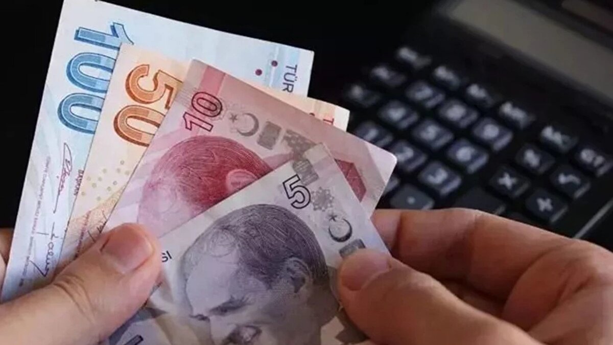 Sürecin takvimi<br><br>Yasaya göre 2026’da uygulanacak ücretin aralık ayı bitmeden açıklanması gerekiyor. Komisyonun bugün başlatacağı müzakere trafiğinin birkaç hafta içinde sonuçlanması bekleniyor.