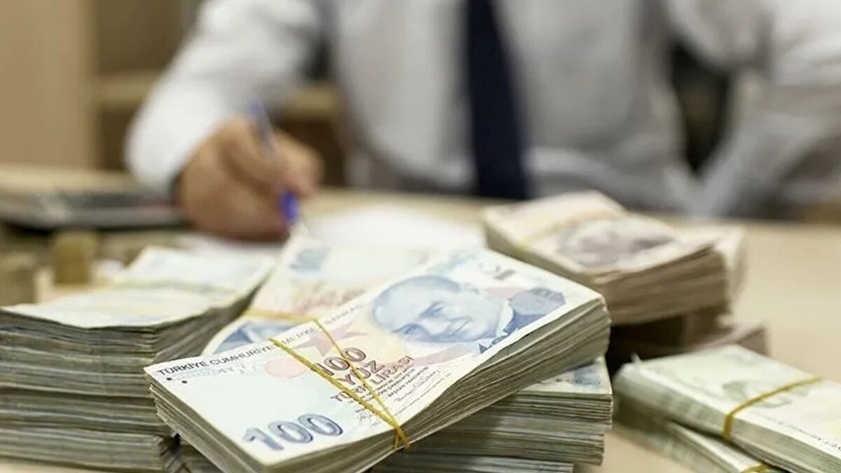 Mevcut asgari ücret ve olası zam seçenekleri<br><br>Hâlihazırda geçerli olan net asgari ücret 22.104,67 TL seviyesinde. Brüt tutar 26.005,50 TL iken işveren maliyeti sosyal güvenlik yükleriyle birlikte 30.621,48 TL’ye ulaşıyor. Ekonomide devam eden fiyat artışları, gelecek yılın ücret belirlemesinde en kritik başlık olarak öne çıkıyor.<br><br>2026 yılı için konuşulan zam senaryoları ise şöyle:<br>%20 zam → 26.525 TL<br>%25 zam → 27.630 TL<br>%30 zam → 28.735 TL<br>%35 zam → 29.840 TL<br>%40 zam → 30.945 TL<br>%45 zam → 32.051 TL<br>%50 zam → 33.156 TL