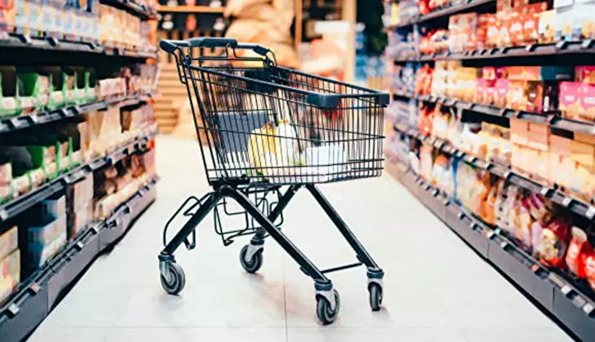 Yeni Sistemin Getirdiği Yenilikler<br><br>Baz Yılı Değişimi: Ocak 2026'dan itibaren tüm AB ülkeleriyle eş zamanlı olarak temel yıl 2025 olarak baz alınacak.<br><br>Manşet Enflasyon Değişmeyecek: Baz yılı geçişinde endeks normalize edilecek; aylık ve yıllık enflasyon oranlarında matematiksel bir değişim olmayacak.<br><br>Dijital İçerikler Geliyor: Harcama grupları güncellenecek. Dijital içerikler ayrı bir kategori olacak.<br><br>Yeni Gruplar: Ana harcama grubu sayısı 13'e çıkacak. "Sigorta ve finansal hizmetler" yeni bir grup olarak eklenecek. Kişisel bakım ve sosyal koruma ayrılacak.<br><br>Sabit Vergi Oranlı TÜFE: Mevsimsel düzeltilmiş verilerin yanı sıra, vergilerin (KDV, ÖTV) sabit tutulduğu varsayılarak sadece saf fiyat değişimlerini ölçen yeni bir gösterge yayımlanacak.