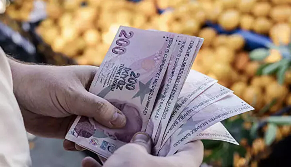 Yılın son ayına girilmesiyle birlikte Aralık enflasyonuna ilişkin araştırmalar hız kazandı. Tüketici fiyat endeksi (TÜFE), emekli ve memur maaş artışları ile birçok ekonomik gösterge üzerinde doğrudan etkili olduğundan gözler TÜİK’in açıklayacağı Aralık ayı enflasyon verilerine çevrildi. Peki Aralık enflasyonu ne zaman açıklanacak? 2025 son 6 aylık enflasyon beklentisi nedir? İşte piyasalarda öne çıkan tahminler…