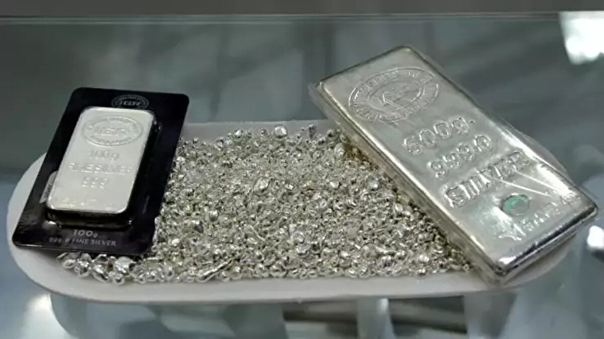 Dolar ve faiz beklentileri etkili<br>Dolar endeksindeki zayıflama, altını denizaşırı yatırımcılar için daha cazip hale getiriyor. Fed’in bu hafta yılın üçüncü 25 baz puanlık faiz indirimini gerçekleştirmesi, piyasada gevşeme beklentilerini destekledi. Faiz getirisi olmayan altın ve gümüş gibi varlıklar, düşük faiz ortamında talep görmeye devam ederken, yatırımcılar önümüzdeki hafta açıklanacak tarım dışı istihdam verisini yakından takip ediyor.