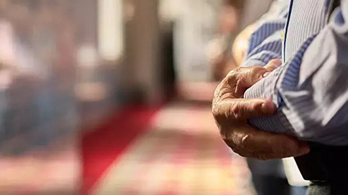 Değerli Müslümanlar!<br><br>Bugün maalesef birçok zıtlığı daha fazla bir arada yaşamaktayız. Bir yanda; kendisi, ailesi, milleti ve tüm insanlık için dünyayı cennet kılmaya uğraşanlar varken, diğer yanda mazlum ve masumlara zulmederek yeryüzünü cehenneme çevirmek isteyenler var. Bir yanda karıncayı dahi incitmeyen nezaket ve zarafet sahibi insanlar varken, öte yanda kibir ve gururla yürüdüğü yolları, geçtiği diyarları yakıp yıkanlar var. Bir yanda iyilik ve merhametin hayat bulması için çabalayanlar varken, diğer yanda yaptıkları kötülüklerle insanlığı zifiri karanlığa mahkûm bırakmak isteyenler var. Peygamber Efendimiz (s.a.s), hadis-i şeriflerinde bu ikilemi şöyle ifade etmektedir: “Mümin aziz ve cömerttir. Fâcir ise saygısız ve cimridir.”<br><br>Muhterem Müminler!<br><br>Her şey akar, su, tarih, yıldız, insan ve fikir; Oluklar çift; birinden nur akar; birinden kir.<br><br>Evet, hem nurun hem de kirin aynı anda aktığı bu dünyada biz müminlere düşen; bulunduğumuz her yeri imanımızla güven yurduna, ibadetlerimizle huzur ve mutluluk diyarına, güzel ahlakımızla ülfet ve muhabbet ortamına dönüştürmektir. Kötülüğe ve haksızlığa geçit vermemek; sevgiyi ve muhabbeti hayatımızın her alanına hâkim kılmaktır.<br><br>Hutbemizi, Allah Resûlü (s.a.s)’in şu hadis-i şerifleriyle bitirmek istiyorum: “Öyle insanlar vardır ki âdeta hayrın anahtarları, şerrin kilitleri gibidir. Öyleleri de vardır ki, şerrin anahtarları, hayrın kilitleri gibidir. Ne mutlu! Yüce Allah’ın, hayrın anahtarlarını kendilerine verdiği kimselere…”