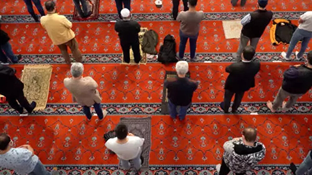 Bu Hafta Cuma Hutbesinin Konusu Ne? (12 Aralık 2025)<br><br>Her hafta toplumsal ve manevi konulara ışık tutan Diyanet, bu haftaki Cuma hutbesi başlığını "İnsan: Kâinatın Gözbebeği" olarak belirledi.