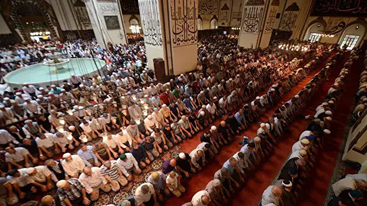 İşte Diyanet tarafından yayımlanan 12 Aralık Cuma hutbesi tam metni:<br><br>İNSAN: KÂİNATIN GÖZBEBEĞİ (12 ARALIK CUMA HUTBESİ TAM METNİ)<br>Muhterem Müslümanlar!<br><br>Her doğan gün batacak, her can ölümü tadacaktır. Yaratılan her şey nihai sonla karşılaşacaktır. Denizler kaynayacak, dağlar yerinden oynayacak, yıldızlar dökülecektir. Kabirlerde olanlar dışarı çıkartılacak ve her insan; dünyada neleri yaptığını, neleri de yapmadığını anlayacaktır.<br><br>Kıymetli Müminler!<br><br>İnsan vardır; niçin yaratıldığını, nereden geldiğini ve nereye gittiğini düşünmez. Kendini unutur, Rabbini unutur, ölümü unutur, hesabı unutur, cennet ve cehennemi unutur. Kötülüğün gölgesinde dolaşır; kalp kırar, gönül incitir. Kâbil olur cana kıyar. Kârun olur zenginliğiyle şımarır. Nemrut olur mülküyle övünür. Ebû Cehil olur, hak ve hakikati göremez. İnsan da vardır; dünyayı ahiretin tarlası bilir, hem dünyası hem de ahireti için çalışır. Ahmed Yesevî olur, Hacı Bayrâm-ı Velî olur, Hacı Bektâş-ı Velî olur, Mevlânâ olur, Yunus Emre olur, sözleriyle yürekleri fetheder.<br><br>Ey Aziz İnsan!<br><br>Sen, âlemin özüsün, kâinatın gözbebeğisin. Hâlık-ı zü’l-Celâl’in gözdesisin. Dünyayı ve içindekileri yaratıp senin hizmetine sunan Allah Teâlâ’dır. Yaratılışını en güzel şekilde yapan O’dur. İyiyi kötüden ayırt edebilecek izan ve şuuru sana veren O’dur. Huzur ve mutluluğun yollarını sana gösteren kitaplar gönderen, peygamberleri senin için rehber kılan O’dur. Tüm bunlara rağmen, “Ey insan! Kerim olan Yüce Rabbine karşı seni yanıltıp aldatan nedir?” Seni Allah’a kul olmaktan alıkoyan nedir? Emrettiklerini yapmaya, yasaklarından kaçınmaya engel olan nedir?