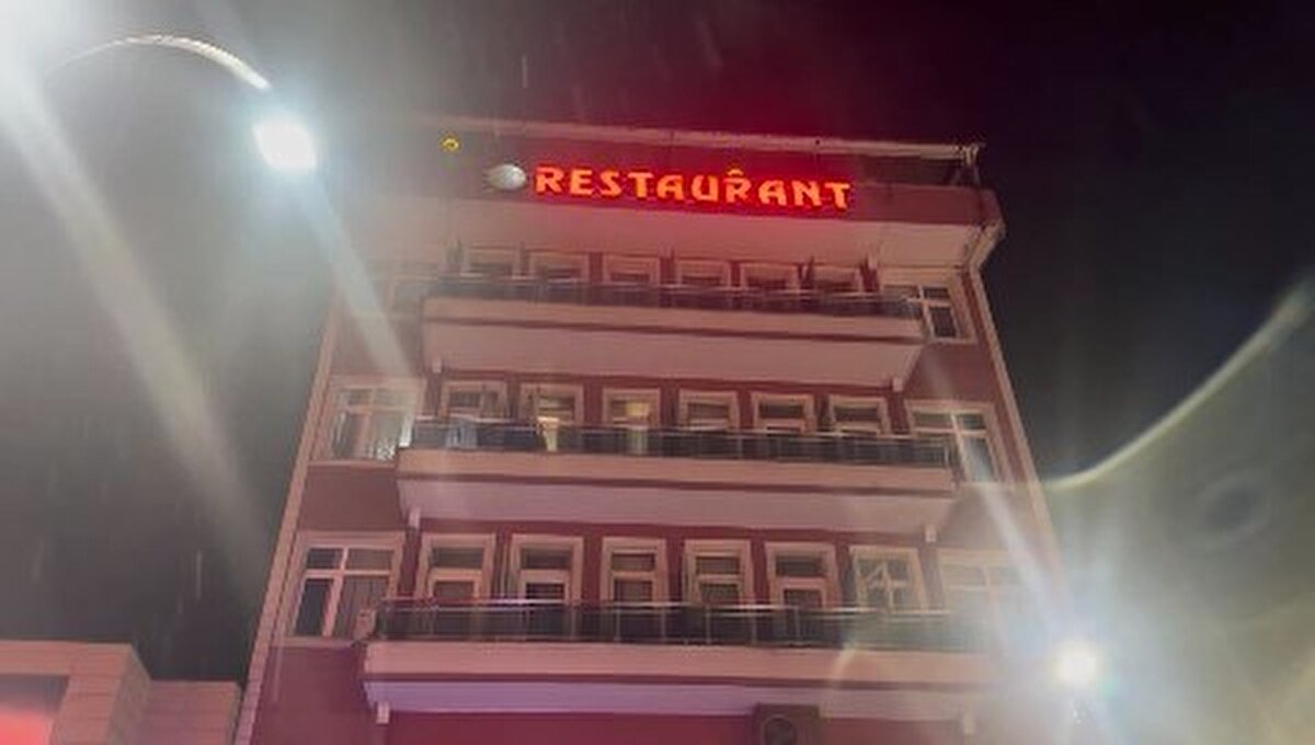 Yeniköy Mahallesi Atatürk Caddesi’ndeki otelde bir gece önce giriş yapan Tüfekçi’den sabah saatlerinde haber alınamadı. Çalışanlar, odadan sürekli su sesi geldiğini fark edince kapıyı çaldı ancak yanıt alamadı. Odaya giren görevliler, Tüfekçi’yi banyoda hareketsiz yatarken buldu.
