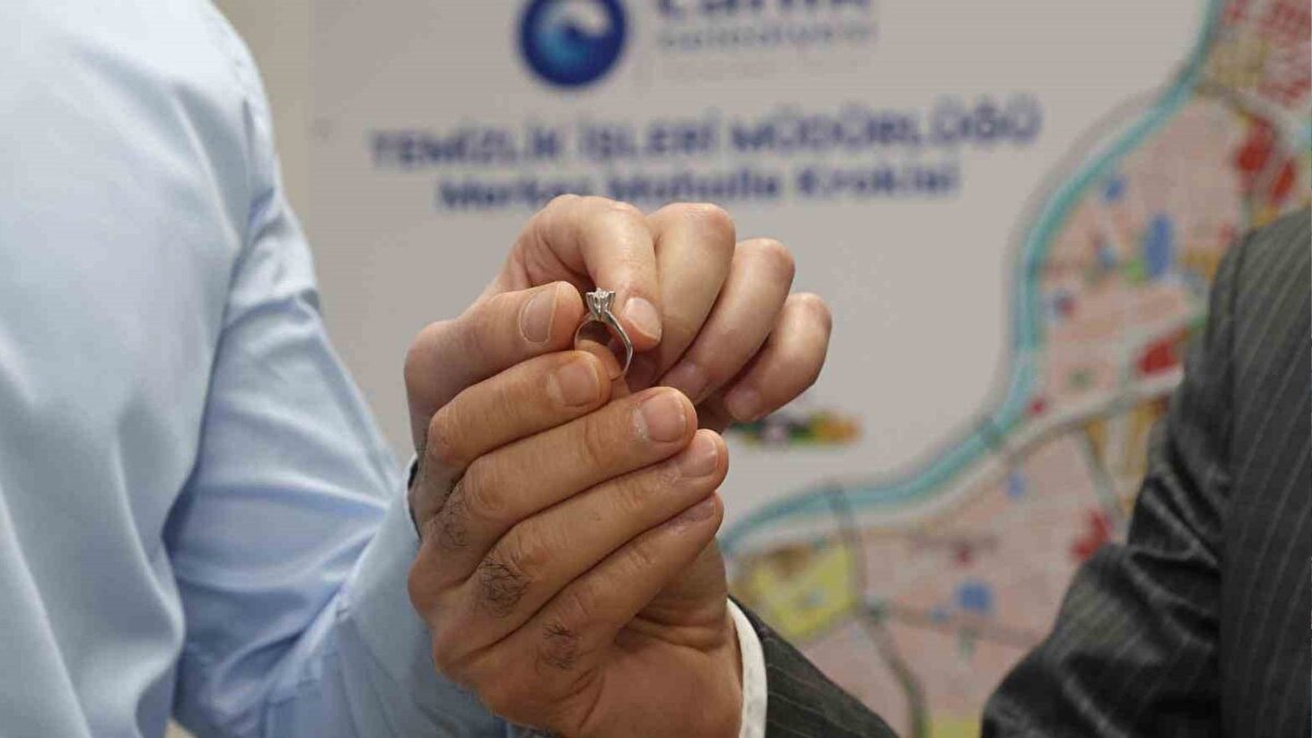 Samsun’un Canik ilçesinde, çöp kamyonlarına yerleştirilen otonom takip sistemi, temizlik sırasında bulunan kayıp ziynet eşyasının sahibine ulaştırılmasında kritik rol oynadı. Belediye ekipleri, Katı Atık Aktarma İstasyonu’nda yaptıkları rutin boşaltım çalışması sırasında, çöp yığını arasında beyaz bir çantaya yerleştirilmiş pırlanta yüzüğü fark etti.