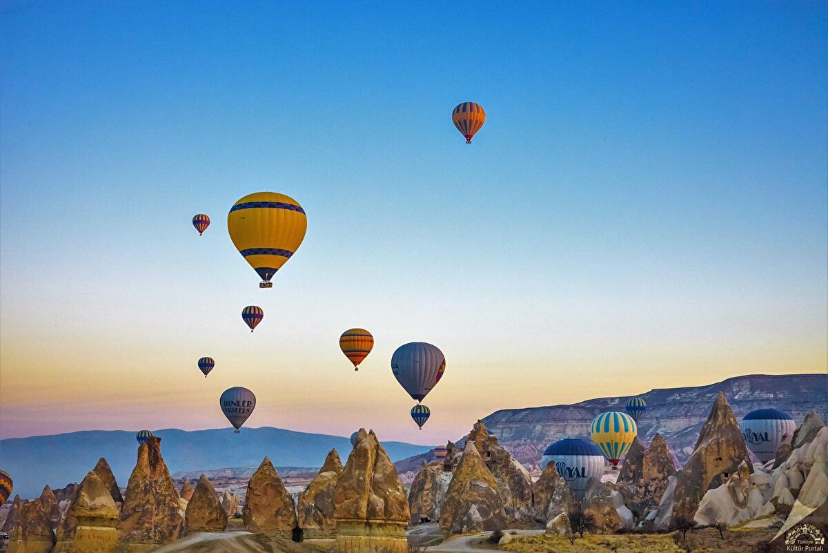 Öte yandan uçak bileti harcamaları geçen yıla göre %3 azalarak 7,8 milyar dolar oldu. Analizlere göre, fiyatlardaki artış, ulaşım tercihlerinde değişime yol açtı ve bazı tüketicilerin alternatif seyahat seçeneklerine yönelmesine neden oldu.