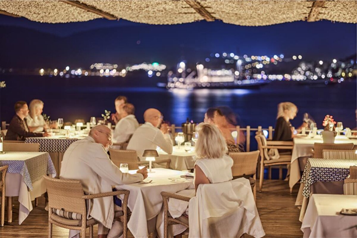 Turizm Databank’ın Bankalararası Kart Merkezi (BKM) verilerinden derlediği 2025 turizm harcama istatistikleri, sektörün kartlı ödemeler tarafında rekor bir büyüme kaydettiğini ortaya koydu. Buna göre, Türkiye’de Ocak–Ekim döneminde kredi ve banka kartlarıyla yapılan turizm harcamaları geçen yılın aynı dönemine göre %14,1 artarak 30,7 milyar dolara yükseldi. 2024'te aynı dönemde toplam harcama 26,9 milyar dolar seviyesindeydi.