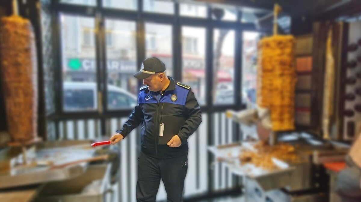 Hijyen ve ruhsat kontrolleri ön planda<br><br>Zabıta ekipleri, özellikle gıda sektöründe halk sağlığını etkileyebilecek eksiklere izin vermemek amacıyla hijyen koşullarını, saklama alanlarını, çalışma düzenini ve güncel fiyat etiketlerini kontrol ediyor. Her işletmede ruhsat uygunluğu değerlendirilirken, satışa sunulan ürünlerin mevzuata uygunluğu da ayrı bir başlık olarak ele alınıyor.