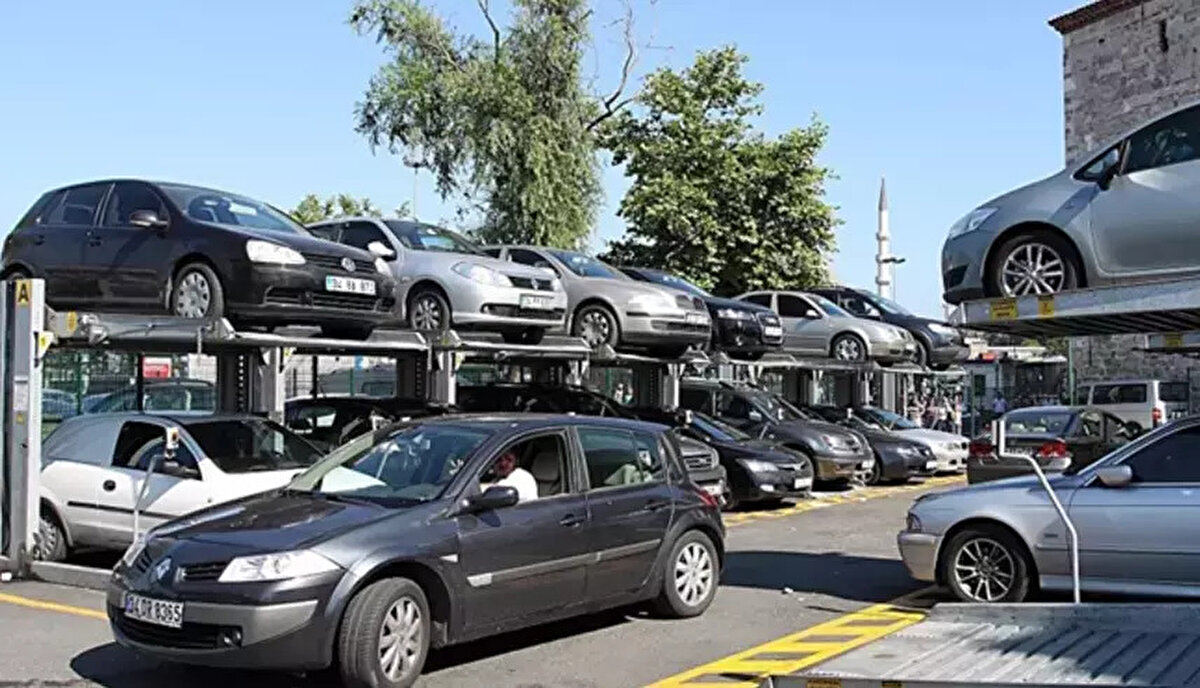 İstanbul'da araç sahiplerini yakından ilgilendiren karar İBB Meclisi'nden geçti. Artan maliyetler ve Sürdürülebilir Kentsel Ulaşım Planı çerçevesinde İBB iştiraki İSPARK tarafından işletilen açık, kapalı ve yol kenarı otopark ücretleri yeniden belirlendi. Aralık ayı toplantılarında görüşülen ve CHP'li üyelerin oylarıyla kabul edilen zamlı tarife, 1 Ocak 2026 tarihinden itibaren yürürlüğe girecek.