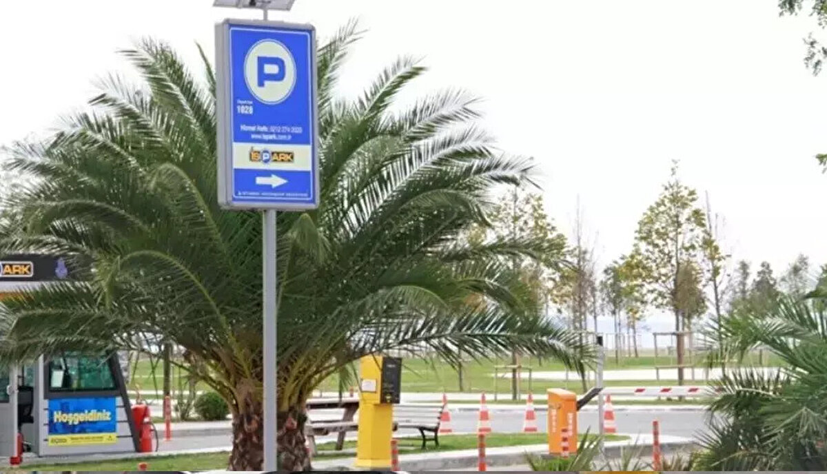 İSPARK Zammı Ne Zaman Geçerli Olacak?<br><br>İBB Meclisi'nde AK Parti grubunun "hayır" oyu verdiği, ancak oy çokluğuyla kabul edilen teklife göre, yeni fiyatlar yeni yılla birlikte uygulanmaya başlanacak. İSPARK ücretlerine en son 2024 yılı içerisinde iki kez düzenleme yapılmıştı. 2026 yılı tarifesi ise özellikle Tarihi Yarımada ve merkezi ilçelerde ciddi artışlar içeriyor.