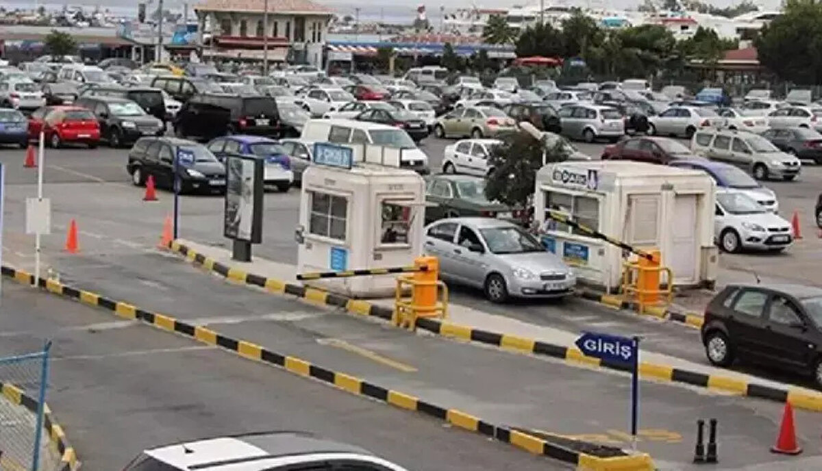 İşte ilçe ilçe ve bölge bölge 2026 İSPARK güncel fiyat listesi:<br><br>1. Bölge: Fatih (Tarihi Yarımada) ve Kadıköy (Rıhtım)<br><br>İstanbul'un en yoğun noktaları olan Fatih ve Kadıköy Rıhtım bölgesinde fiyatlar şu şekilde güncellendi:<br><br>Kapalı ve Açık Otoparklar:<br><br>0-1 Saat: 150 TL ➔ 200 TL<br><br>1-2 Saat: 180 TL ➔ 240 TL<br><br>2-4 Saat: 220 TL ➔ 300 TL<br><br>4-8 Saat: 275 TL ➔ 380 TL<br><br>8-12 Saat: 350 TL ➔ 450 TL<br><br>12-24 Saat: 500 TL ➔ 550 TL<br><br>Yol Kenarı Otoparkları:<br><br>0-1 Saat: 150 TL ➔ 220 TL<br><br>1-2 Saat: 200 TL ➔ 300 TL<br><br>Günlük: 400 TL ➔ 650 TL (Yüzde 62,5 artış)