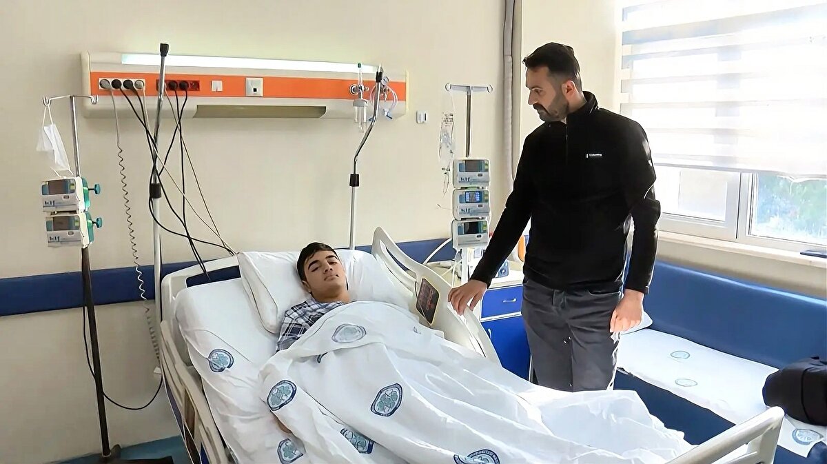 Batuhan Badak ile halasının oğlu Erdoğan Demirparmak, Şamlı mevkiindeki ormanda topladıkları mantarları önce çiğ olarak tattı, ardından mangalda pişirip tüketti. Ertesi gün başlayan şiddetli karın ağrısı ve mide bulantısı üzerine gençler Balıkesir Şehir Hastanesi’ne başvurdu. İlk kontrolde ciddi bir bulgu olmadığı gerekçesiyle taburcu edilen iki kuzen, şikâyetleri artınca yeniden hastaneye götürüldü ve bu kez yoğun bakıma alındı.