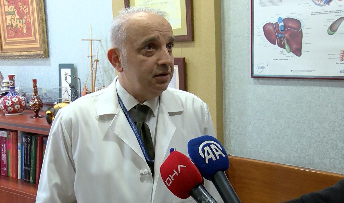 Acil nakil kararı:<br><br>Durumu ağırlaşan Batuhan Badak, Bursa Uludağ Üniversitesi’ne sevk edildi. BUÜ Tıp Fakültesi Genel Cerrahi Anabilim Dalı Başkanı Prof. Dr. Ekrem Kaya, hastanın çok kısa sürede karaciğer fonksiyonlarını kaybettiğini belirterek, “Geldiğinde tablo hızla kötüleşmişti. Bilinci kapanınca acil nakil dışında bir seçenek kalmadı. Babası gönüllü oldu ve operasyon 6 saatte başarıyla tamamlandı” dedi.