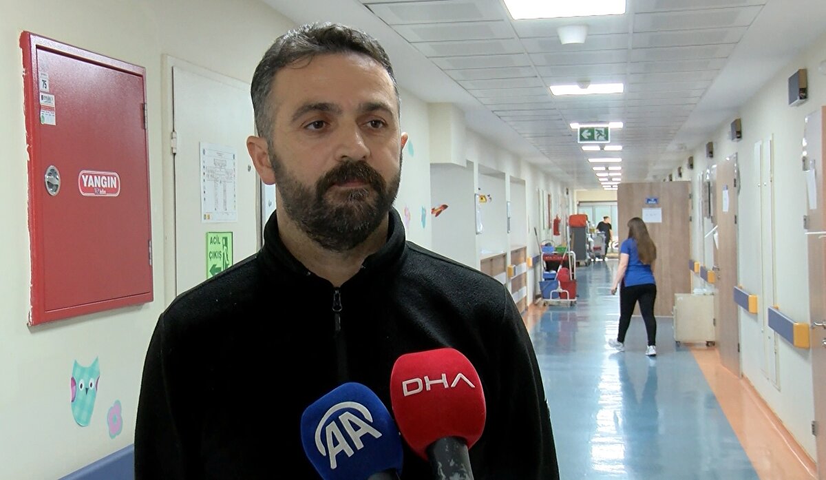 “Karaciğerimin yüzde 68’ini oğluma verdim”<br><br>Baba Kenan Badak, yaşadıkları süreci aktarırken duygusal anlar yaşadı: “Oğlumun durumu bir anda kötüleşti. Doktorlarımızın çabası sayesinde nakil gerçekleşti. Kendi karaciğerimin yüzde 68’ini oğluma verdim. Organ bağışının ne kadar önemli olduğunu şimdi daha iyi anlıyoruz.”