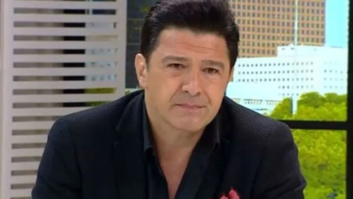 HAKAN URAL'DAN İLK AÇIKLAMA: "PANİK YAPMAYIN"<br><br>Rahatsızlığı nedeniyle evinde istirahat eden Hakan Ural, sağlık durumuyla ilgili gelişmeleri sosyal medya hesabı üzerinden takipçileriyle paylaştı. Takipçilerine uyarılarda bulunan Ural, şu ifadeleri kullandı: