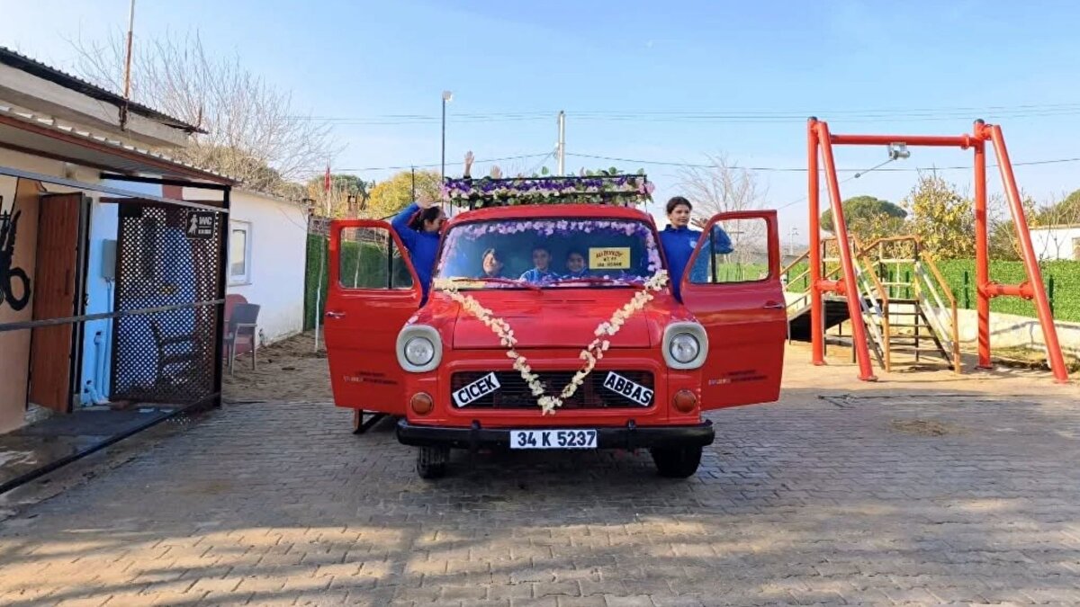 Geri dönüşüm ve nostaljiyi buluşturan proje<br><br>Araç, Germencik Belediyesi işletmesi olan Sini Kahvaltı Evi’nin bahçesine yerleştirildi. Hem görsel çekiciliği hem de hatıraları canlandıran tasarımıyla vatandaşların ilgi odağı oldu. Başkan Zencirci, geri dönüşümün önemine dikkat çekti.