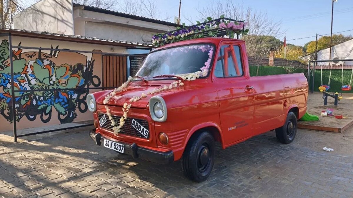 Hurda araç oyun alanına uyarlandı<br><br>Germencik Belediye Başkanı Burak Zencirci’nin talimatıyla başlatılan çalışma kapsamında atıl durumdaki minibüs tamamen yenilendi. Dış yüzeyi yeniden boyanarak çiçeklerle süslenen araç, içine eklenen basamak ve güvenlik düzenlemeleriyle çocukların rahatça kullanabileceği bir oyun noktası haline getirildi.