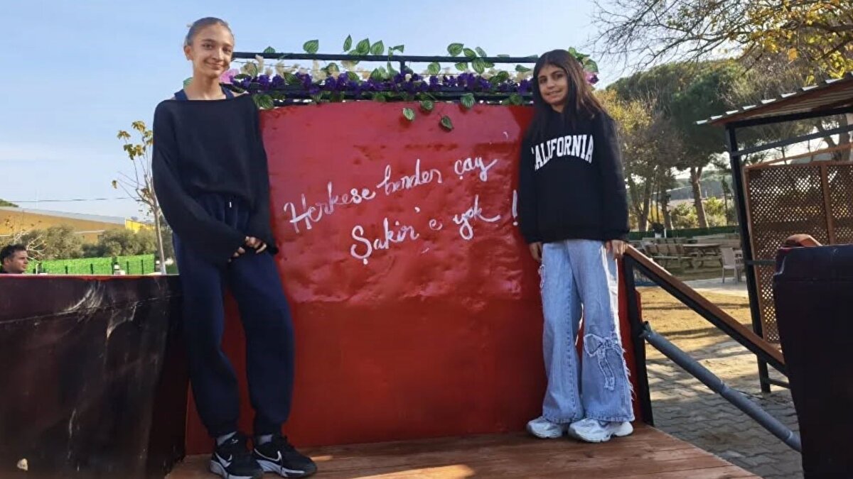 Germencik’te hurdaya çıkmış klasik bir Çiçek Abbas minibüsü, belediyenin geri dönüşüm hamlesiyle yeniden kullanıma kazandırıldı. Aydın’ın ilçesinde yürütülen çalışma, yıllar önce sinemada yer alan minibüs modelinin bu kez çocukların oyun alanına dönüşmesiyle dikkat çekti.