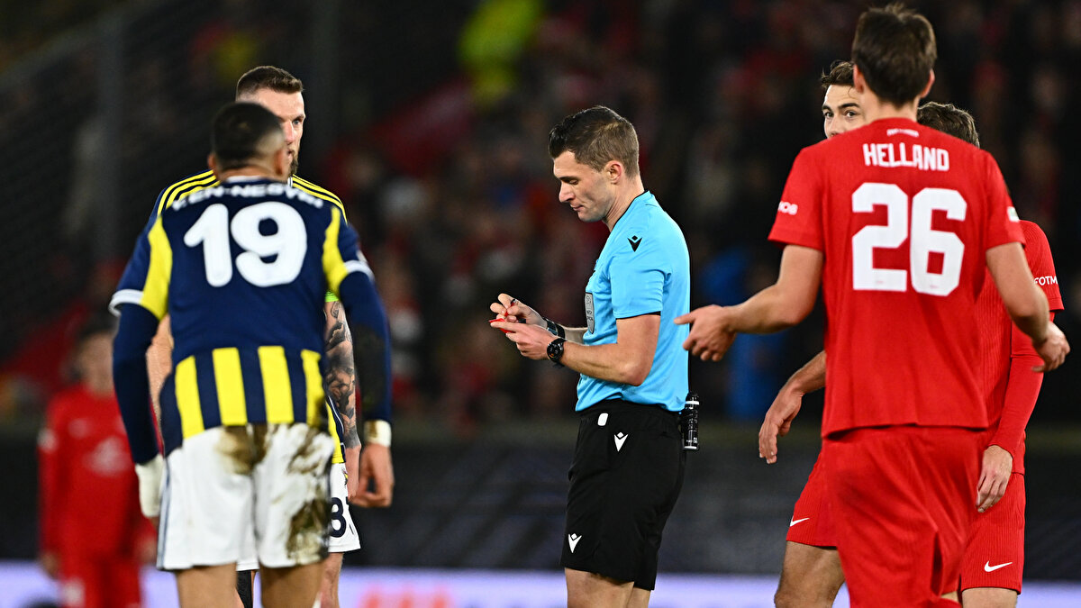 MUHTEMEL RAKİPLER NETLEŞİYOR<br><br>-Sarı-lacivertliler Avrupa Ligi'nde yola devam etmeyi matematiksel olarak garantiledi.<br><br>-Play-off turunda en olası rakipler:<br><br>-Bologna, V. Plzen, Lille ve Panathinaikos<br>